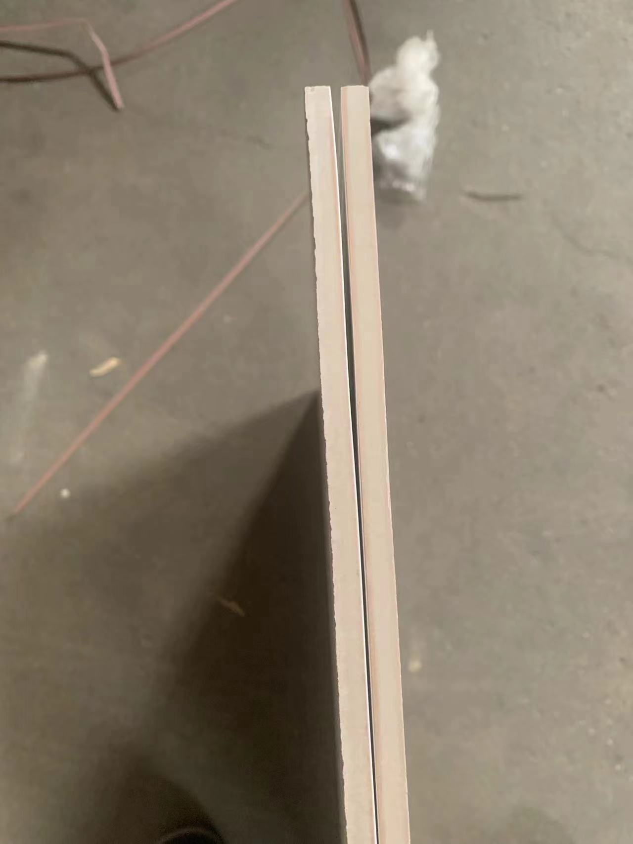 Two porcelain tiles compared side by side, highlighting bending defect