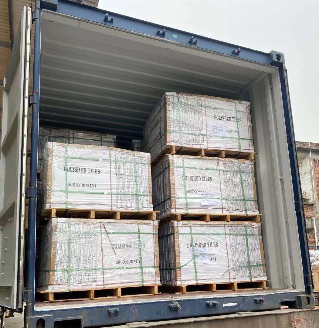 China tile factory loading polished tiles into 20ft container on pallets