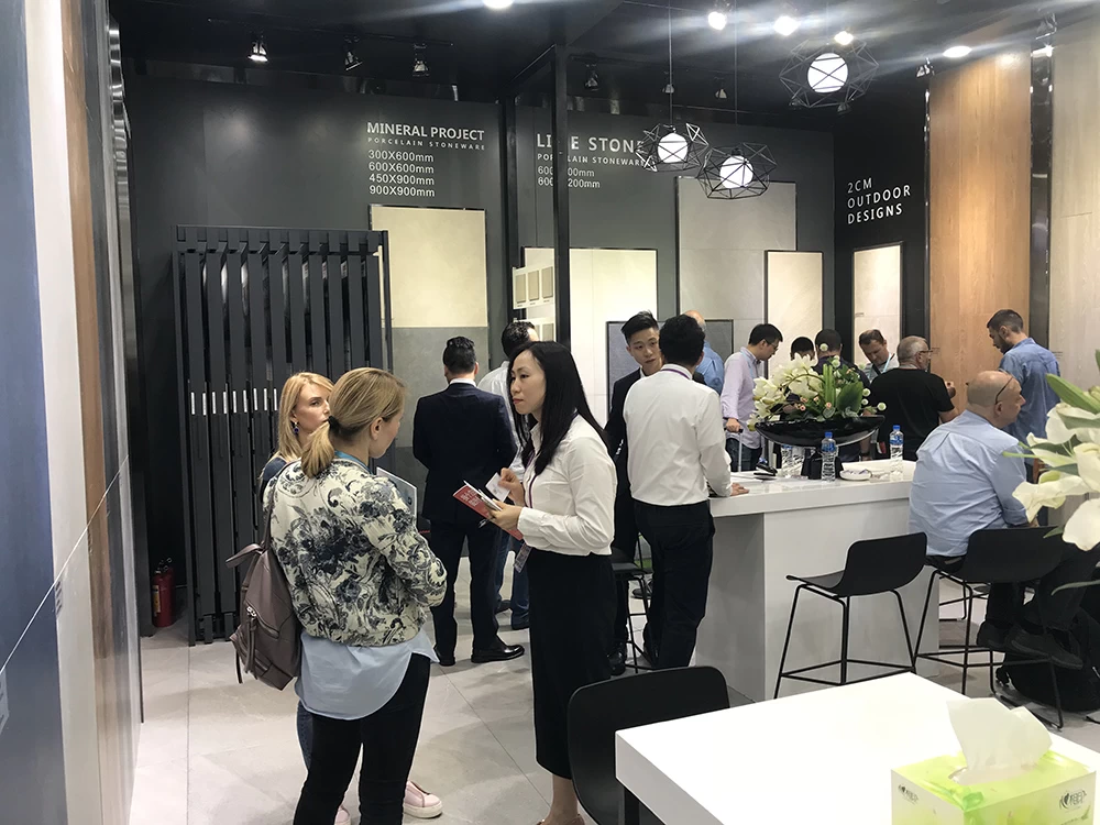 Overseas buyers discuss ceramic tiles with Chinese manufacturers at booth