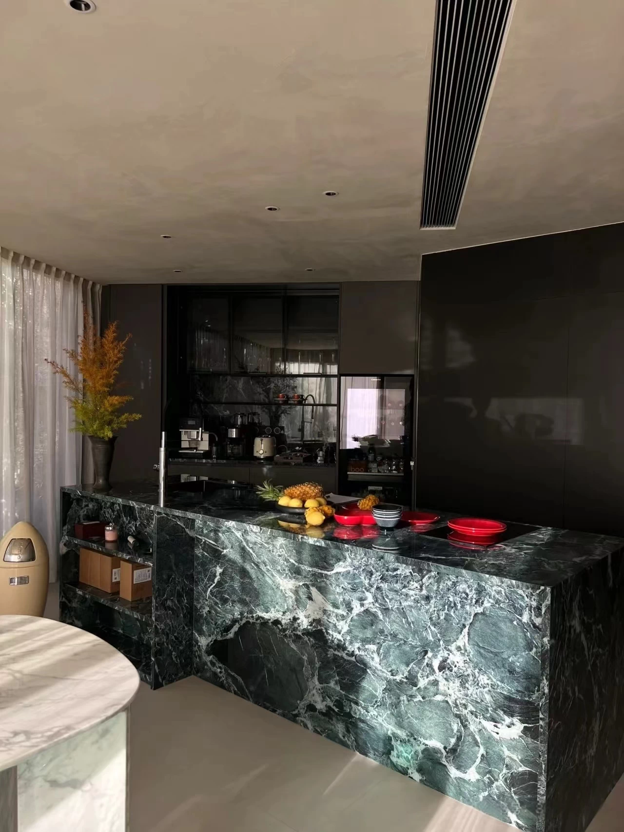 Green marble-look sintered stone kitchen island with full cladding